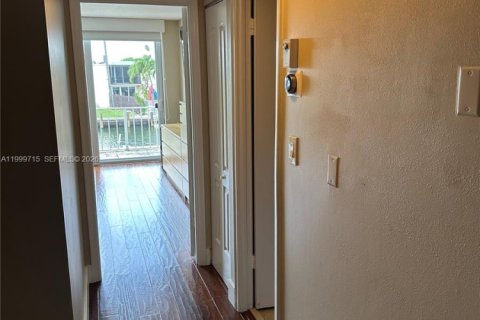 Townhouse in Hallandale Beach, Florida 3 bedrooms, 169.45 sq.m. № 2067531 - photo 25