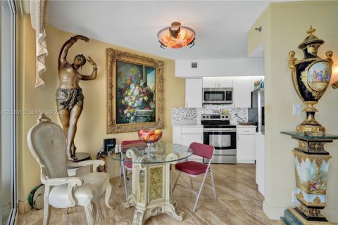 Купить кондоминиум в Санни-Айлс-Бич, Флорида 1 спальня, 117.06м2, № 2065833 - фото 25