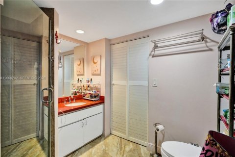 Купить кондоминиум в Санни-Айлс-Бич, Флорида 1 спальня, 117.06м2, № 2065833 - фото 28