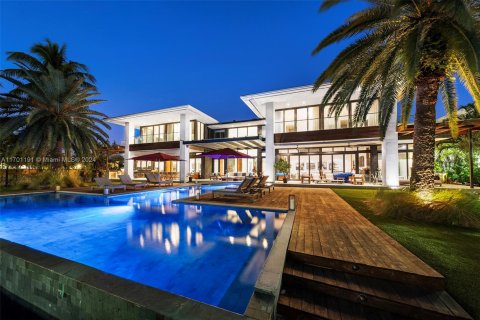 Casa en venta en Golden Beach, Florida, 12 dormitorios, 1003.53 m2 № 2016522 - foto 2