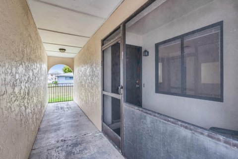 Condo in Cape Coral, Florida, 2 bedrooms  № 2253116 - photo 4