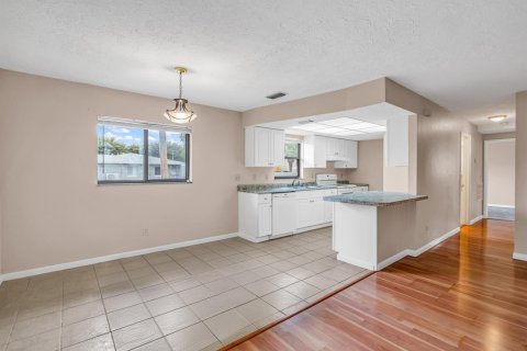 Condo in Cape Coral, Florida, 2 bedrooms  № 2253116 - photo 5