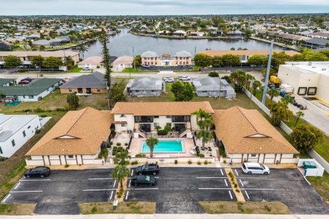 Condo in Cape Coral, Florida, 2 bedrooms  № 2253116 - photo 16