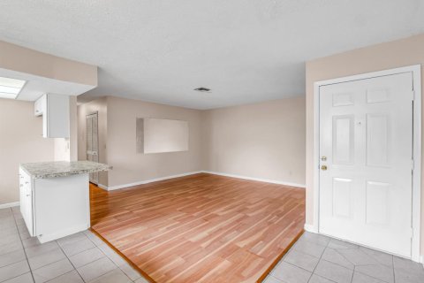 Condo in Cape Coral, Florida, 2 bedrooms  № 2253116 - photo 7
