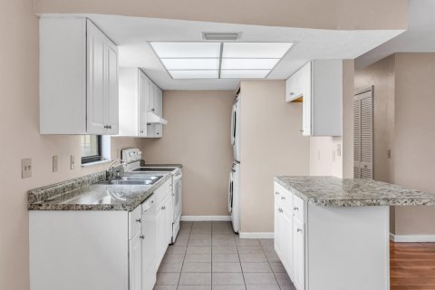 Condo in Cape Coral, Florida, 2 bedrooms  № 2253116 - photo 9