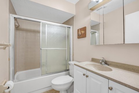Condo in Cape Coral, Florida, 2 bedrooms  № 2253116 - photo 13
