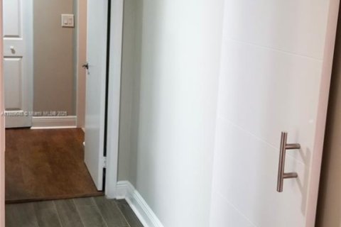 Townhouse in Miami, Florida 3 bedrooms, 126.16 sq.m. № 1938925 - photo 11