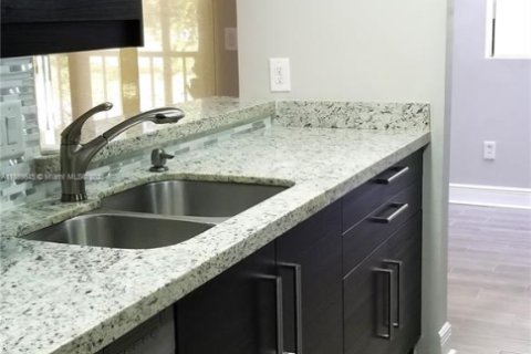 Townhouse in Miami, Florida 3 bedrooms, 126.16 sq.m. № 1938925 - photo 5