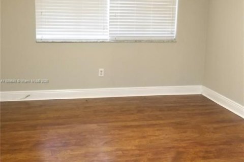Townhouse in Miami, Florida 3 bedrooms, 126.16 sq.m. № 1938925 - photo 13