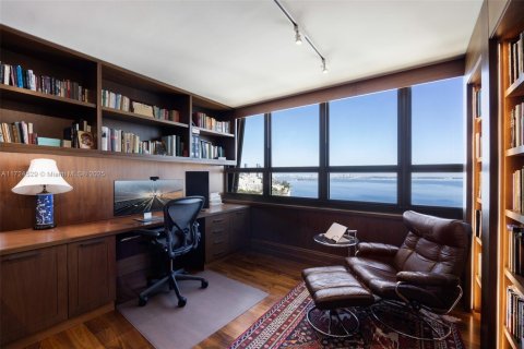 Condominio en venta en Miami, Florida, 4 dormitorios, 349.68 m2 № 1703246 - foto 16