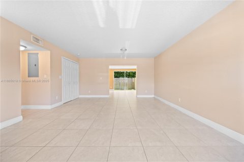 Townhouse in Miami, Florida 4 bedrooms, 161.65 sq.m. № 1741417 - photo 11