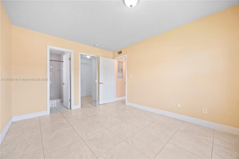 Townhouse in Miami, Florida 4 bedrooms, 161.65 sq.m. № 1741417 - photo 15