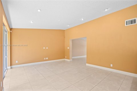 Townhouse in Miami, Florida 4 bedrooms, 161.65 sq.m. № 1741417 - photo 23