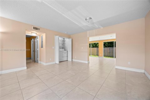 Townhouse in Miami, Florida 4 bedrooms, 161.65 sq.m. № 1741417 - photo 6