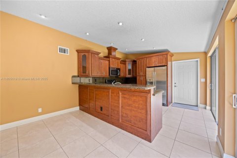 Townhouse in Miami, Florida 4 bedrooms, 161.65 sq.m. № 1741417 - photo 19