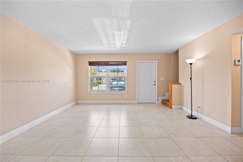Townhouse in Miami, Florida 4 bedrooms, 161.65 sq.m. № 1741417 - photo 10