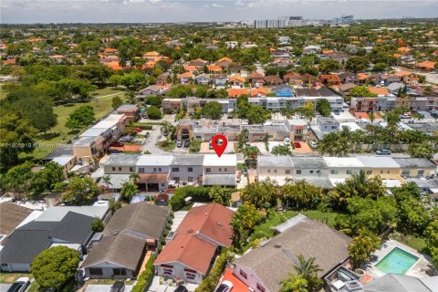 Townhouse in Miami, Florida 4 bedrooms, 161.65 sq.m. № 1741417 - photo 1