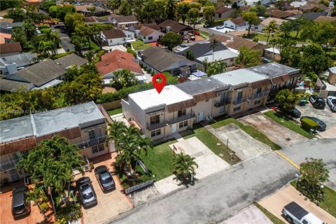 Townhouse in Miami, Florida 4 bedrooms, 161.65 sq.m. № 1741417 - photo 5