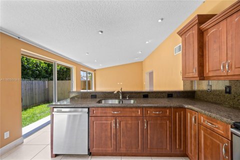 Townhouse in Miami, Florida 4 bedrooms, 161.65 sq.m. № 1741417 - photo 27