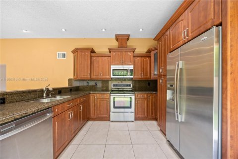 Townhouse in Miami, Florida 4 bedrooms, 161.65 sq.m. № 1741417 - photo 21