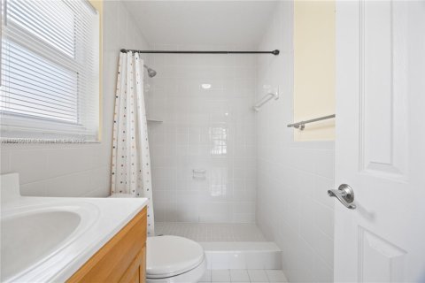 Townhouse in Miami, Florida 4 bedrooms, 161.65 sq.m. № 1741417 - photo 18