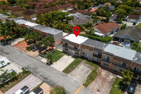 Townhouse in Miami, Florida 4 bedrooms, 161.65 sq.m. № 1741417 - photo 4