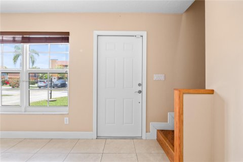Townhouse in Miami, Florida 4 bedrooms, 161.65 sq.m. № 1741417 - photo 8