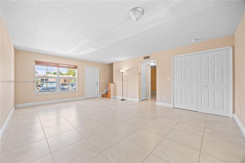 Townhouse in Miami, Florida 4 bedrooms, 161.65 sq.m. № 1741417 - photo 9