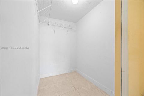 Townhouse in Miami, Florida 4 bedrooms, 161.65 sq.m. № 1741417 - photo 16