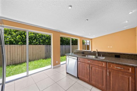 Townhouse in Miami, Florida 4 bedrooms, 161.65 sq.m. № 1741417 - photo 26