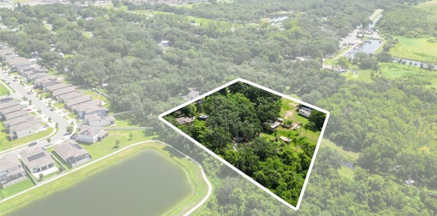 Propiedad comercial en Kissimmee, Florida 6 dormitorios, 318.56 m2 № 2207797