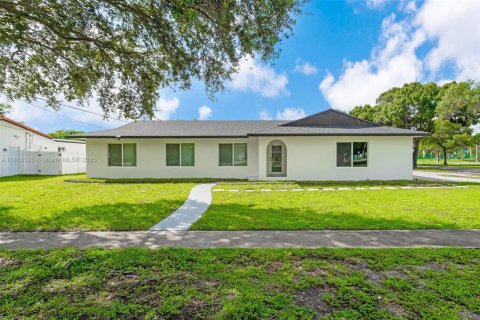 House in Plantation, Florida 5 bedrooms, 200.76 sq.m. № 1933437 - photo 1