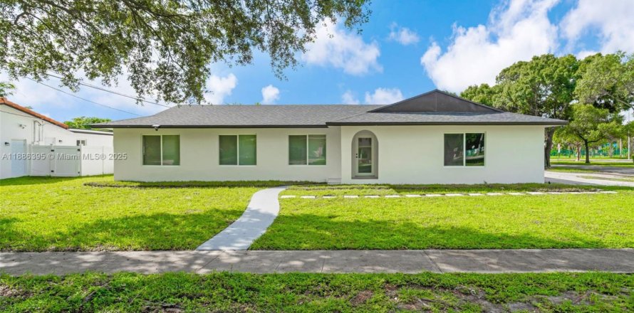 House in Plantation, Florida 5 bedrooms, 200.76 sq.m. № 1933437