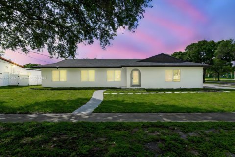 House in Plantation, Florida 5 bedrooms, 200.76 sq.m. № 1933437 - photo 2