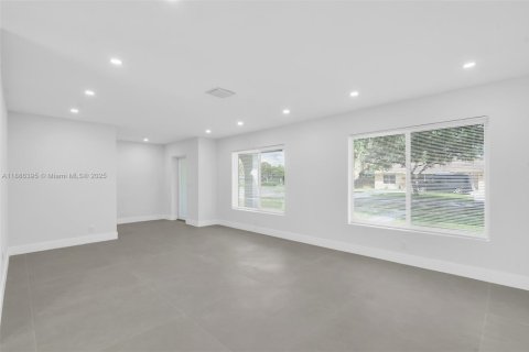 House in Plantation, Florida 5 bedrooms, 200.76 sq.m. № 1933437 - photo 9