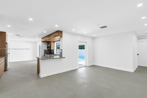 House in Plantation, Florida 5 bedrooms, 200.76 sq.m. № 1933437 - photo 17