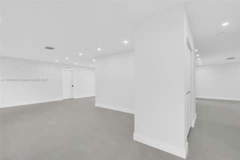 House in Plantation, Florida 5 bedrooms, 200.76 sq.m. № 1933437 - photo 6