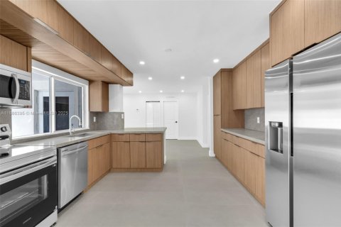 House in Plantation, Florida 5 bedrooms, 200.76 sq.m. № 1933437 - photo 15