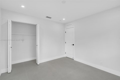 House in Plantation, Florida 5 bedrooms, 200.76 sq.m. № 1933437 - photo 24