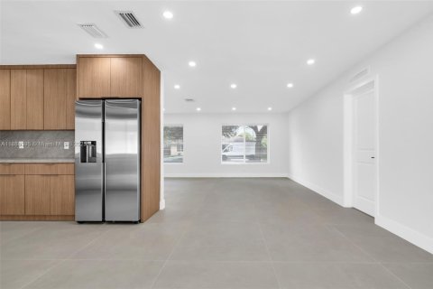 House in Plantation, Florida 5 bedrooms, 200.76 sq.m. № 1933437 - photo 14