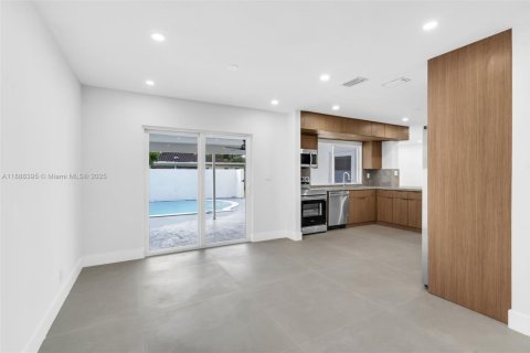 House in Plantation, Florida 5 bedrooms, 200.76 sq.m. № 1933437 - photo 13