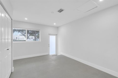 House in Plantation, Florida 5 bedrooms, 200.76 sq.m. № 1933437 - photo 29