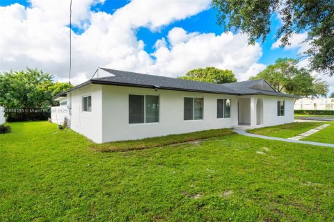 House in Plantation, Florida 5 bedrooms, 200.76 sq.m. № 1933437 - photo 4