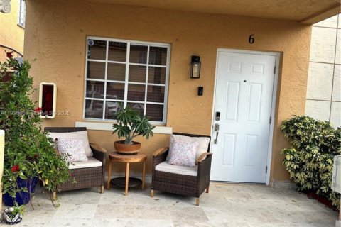 Снять в аренду кондоминиум в Хайалиа, Флорида 3 спальни, 114.27м2, № 1984651 - фото 1