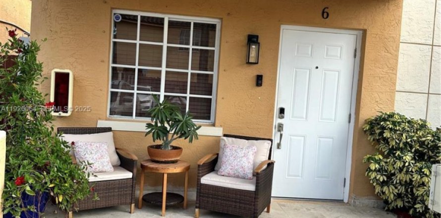 Кондоминиум с 3 спальнями в Хайалиа, Флорида № 1984651