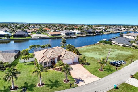 Casa en venta en Cape Coral, Florida, 3 dormitorios, 210.8 m2 № 2102436 - foto 10