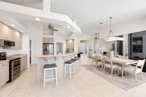 Casa en venta en Cape Coral, Florida, 3 dormitorios, 210.8 m2 № 2102436 - foto 4