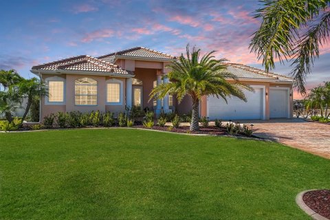 Casa en venta en Cape Coral, Florida, 3 dormitorios, 210.8 m2 № 2102436 - foto 2
