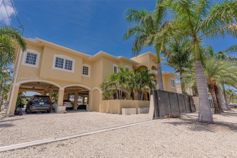 House in Big Pine Key, Florida 4 bedrooms, 289.48 sq.m. № 1888754 - photo 1