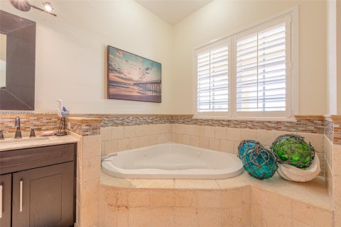 House in Big Pine Key, Florida 4 bedrooms, 289.48 sq.m. № 1888754 - photo 27